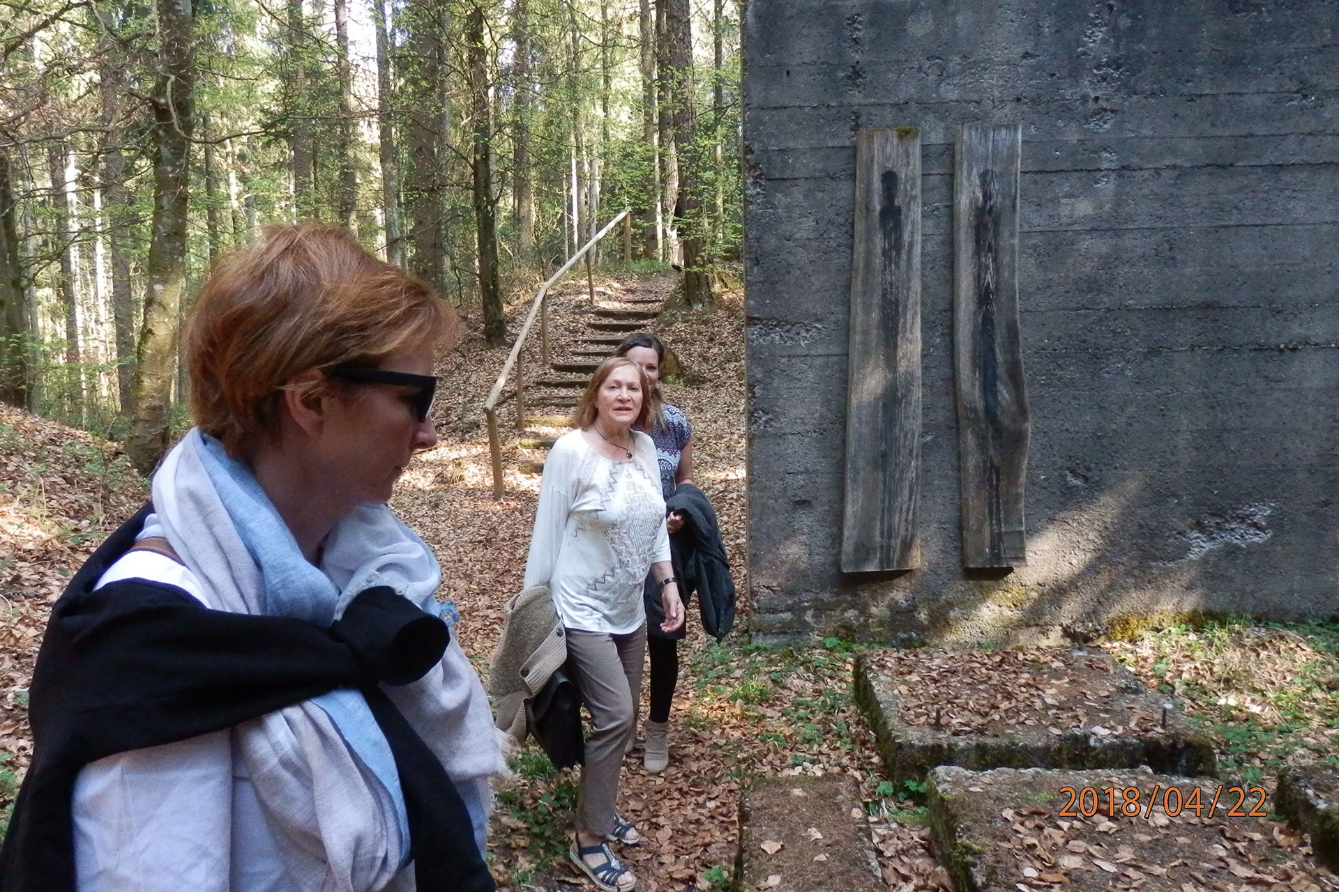 Besucherinnen im Gedenkpfad Eckerwald